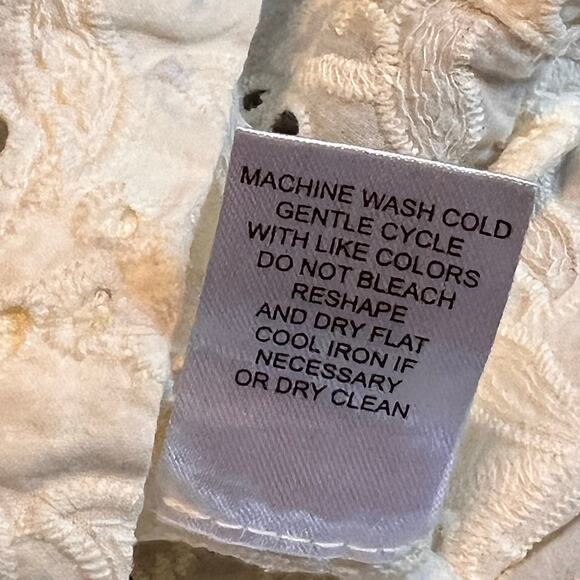 Nicole Miller Artelier Cream Eyelet Puff Sleeve Button Down. Size Medium - Picture 6 of 7